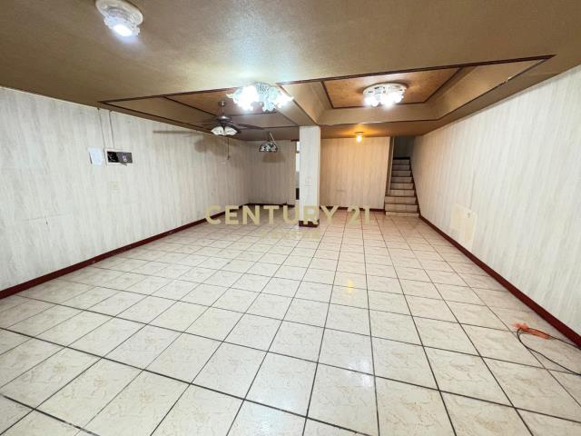 體育園區~家樂福~大面寬透天 體育園區~家樂福~大面寬透天