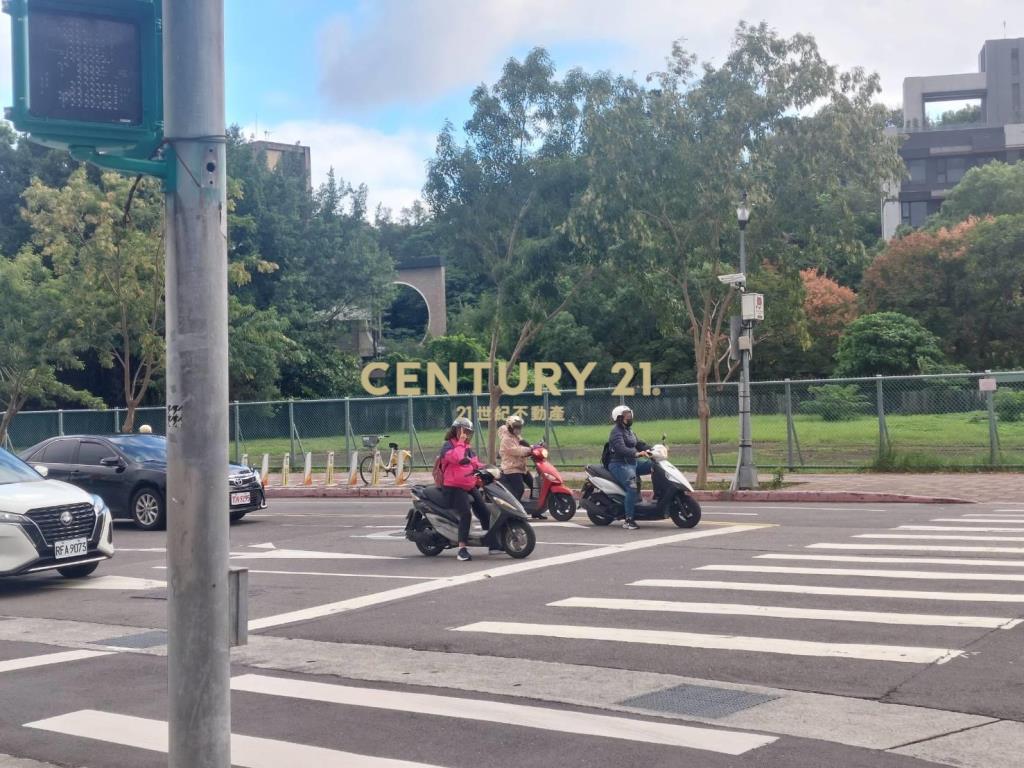 嘉興街三角窗店面(租9)