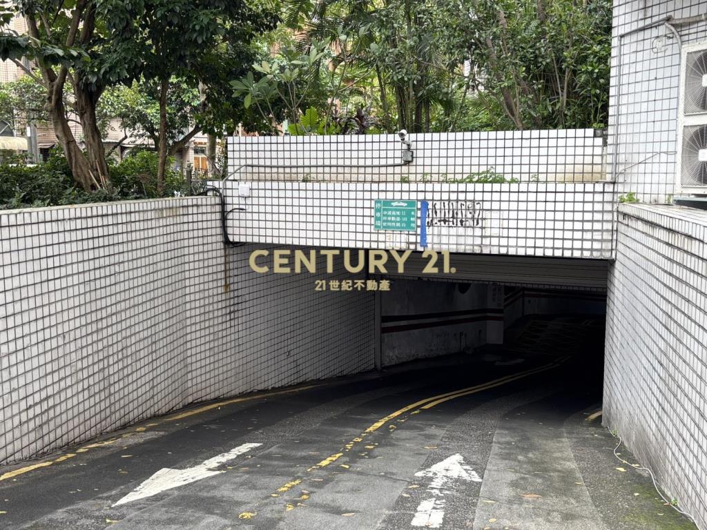 富比士車位(A83)