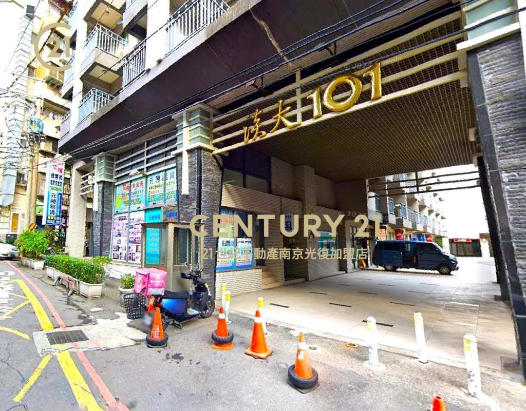 淡江大學校區金店面