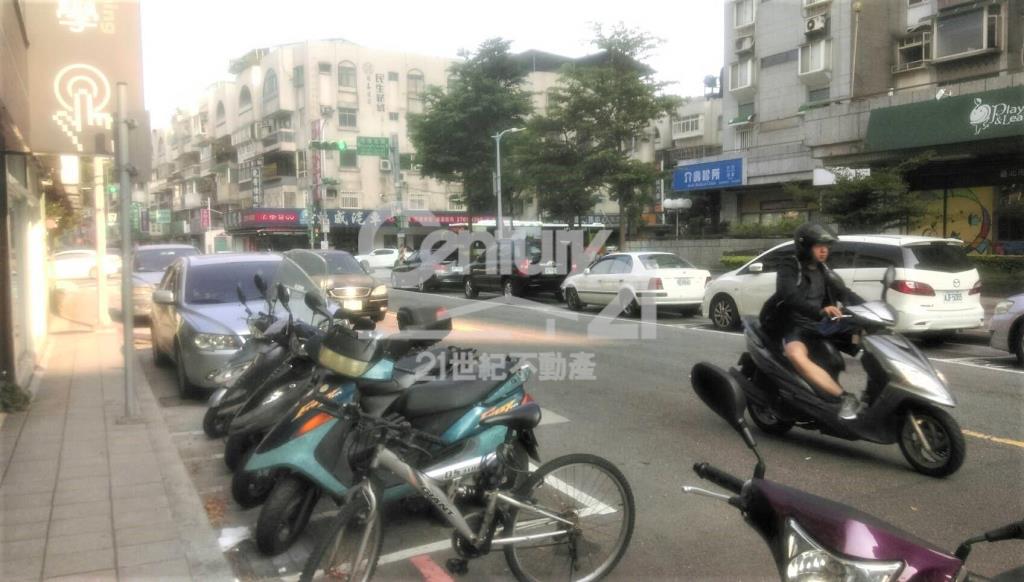 光復北路人潮金店