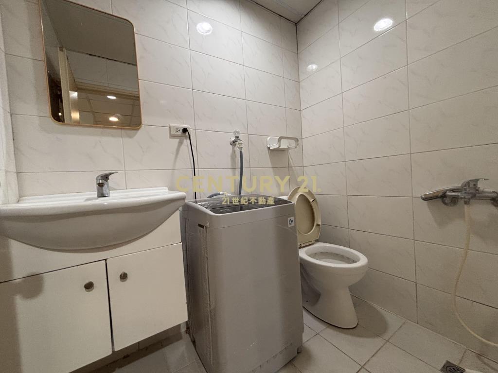 松山捷運溫馨套房202室