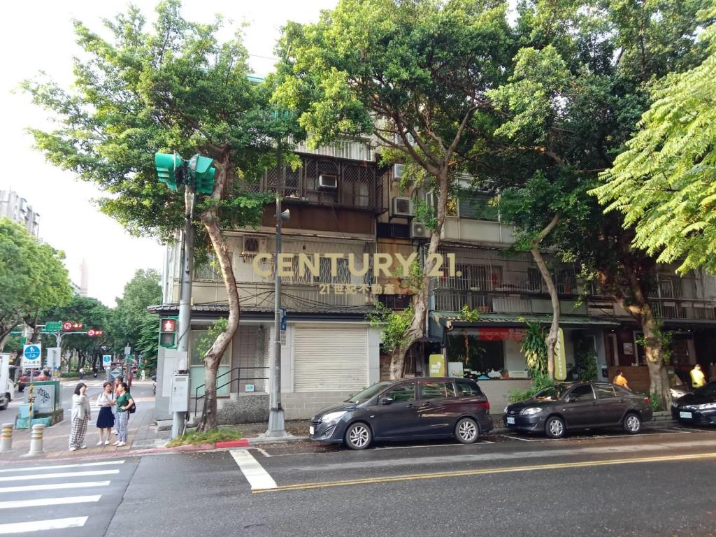 三民路三角窗金店面