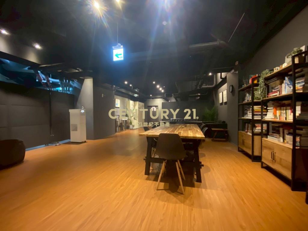 泰無限三角窗金店