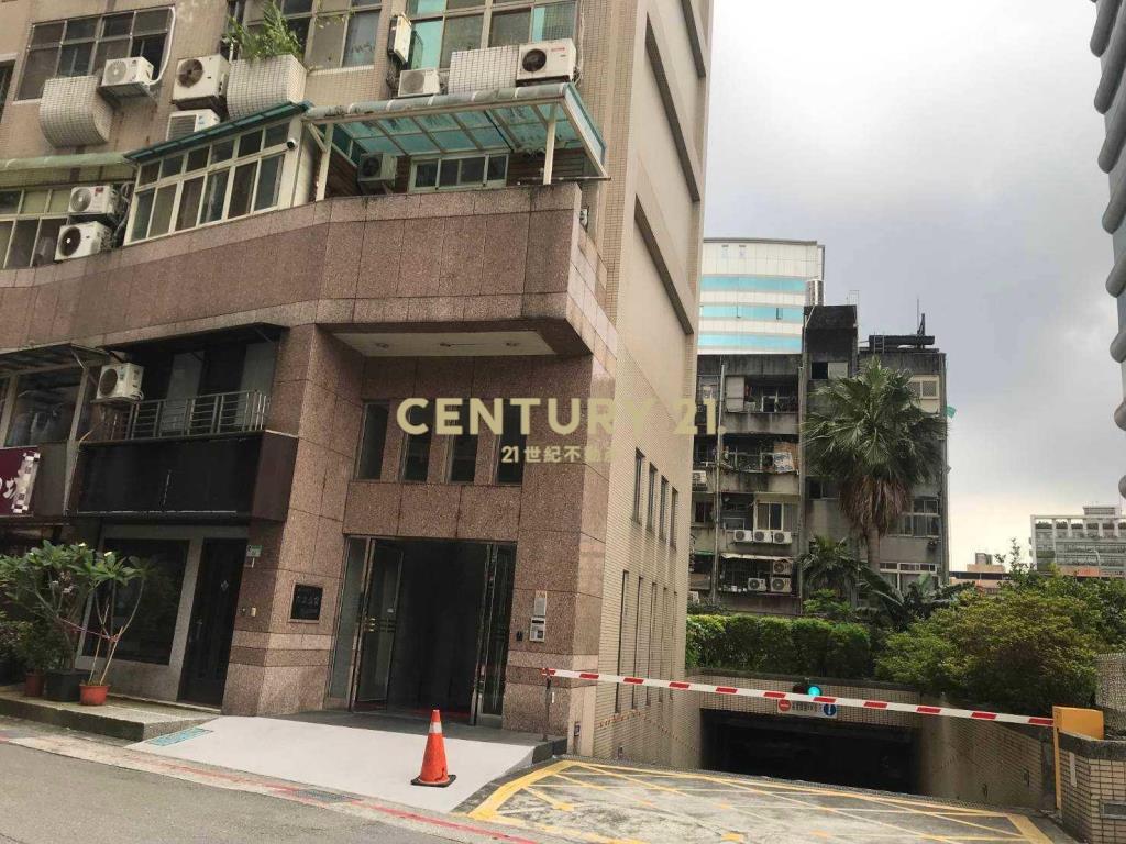 龍江挑高金鑽店面