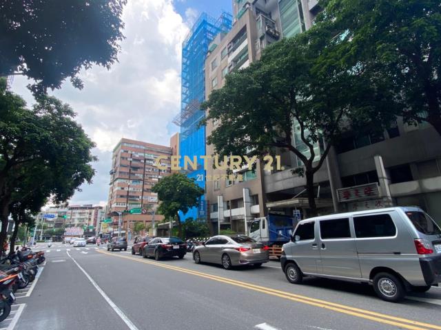 松信路挑高金店面