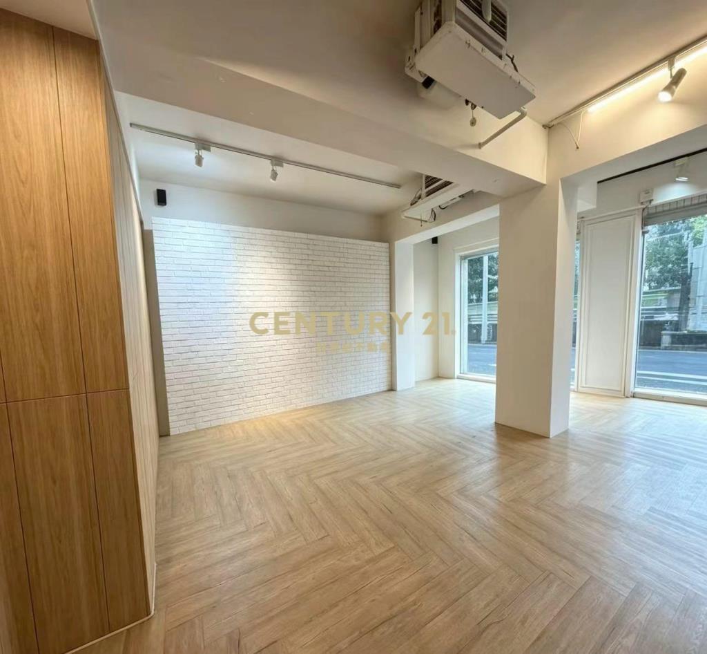 松山百貨邊間一樓