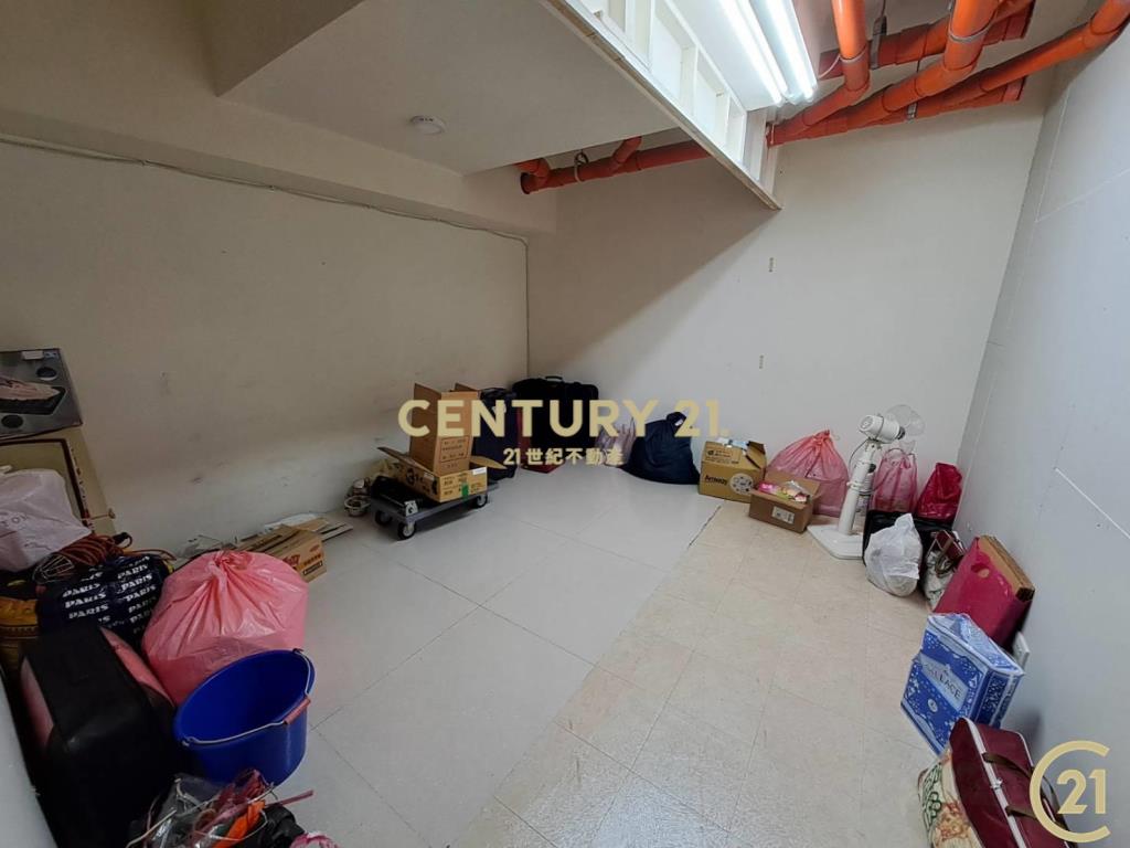 (009)新北產業園區三角窗金店面