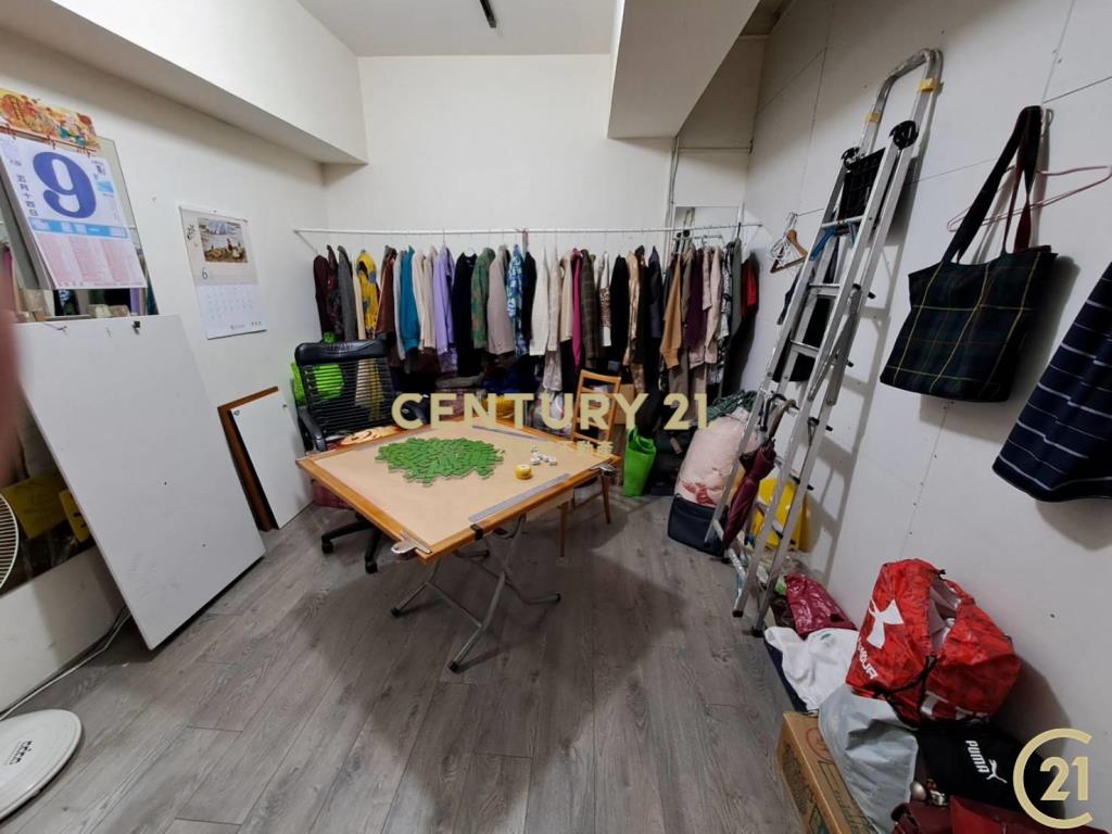 (009)新北產業園區三角窗金店面