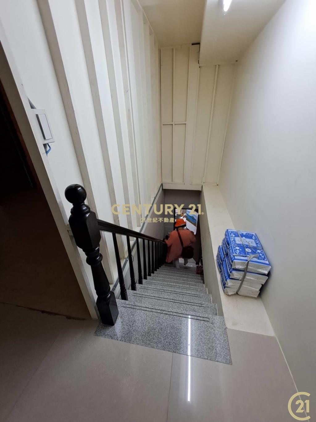 (009)新北產業園區三角窗金店面