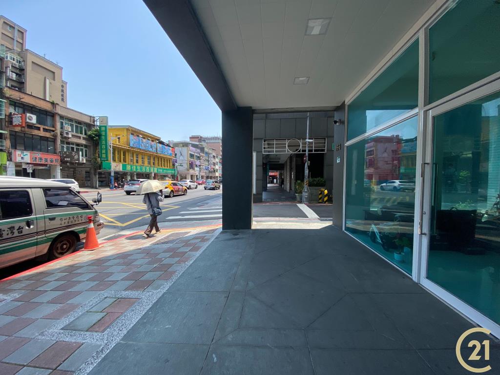 (17)民族三角窗挑高金店面