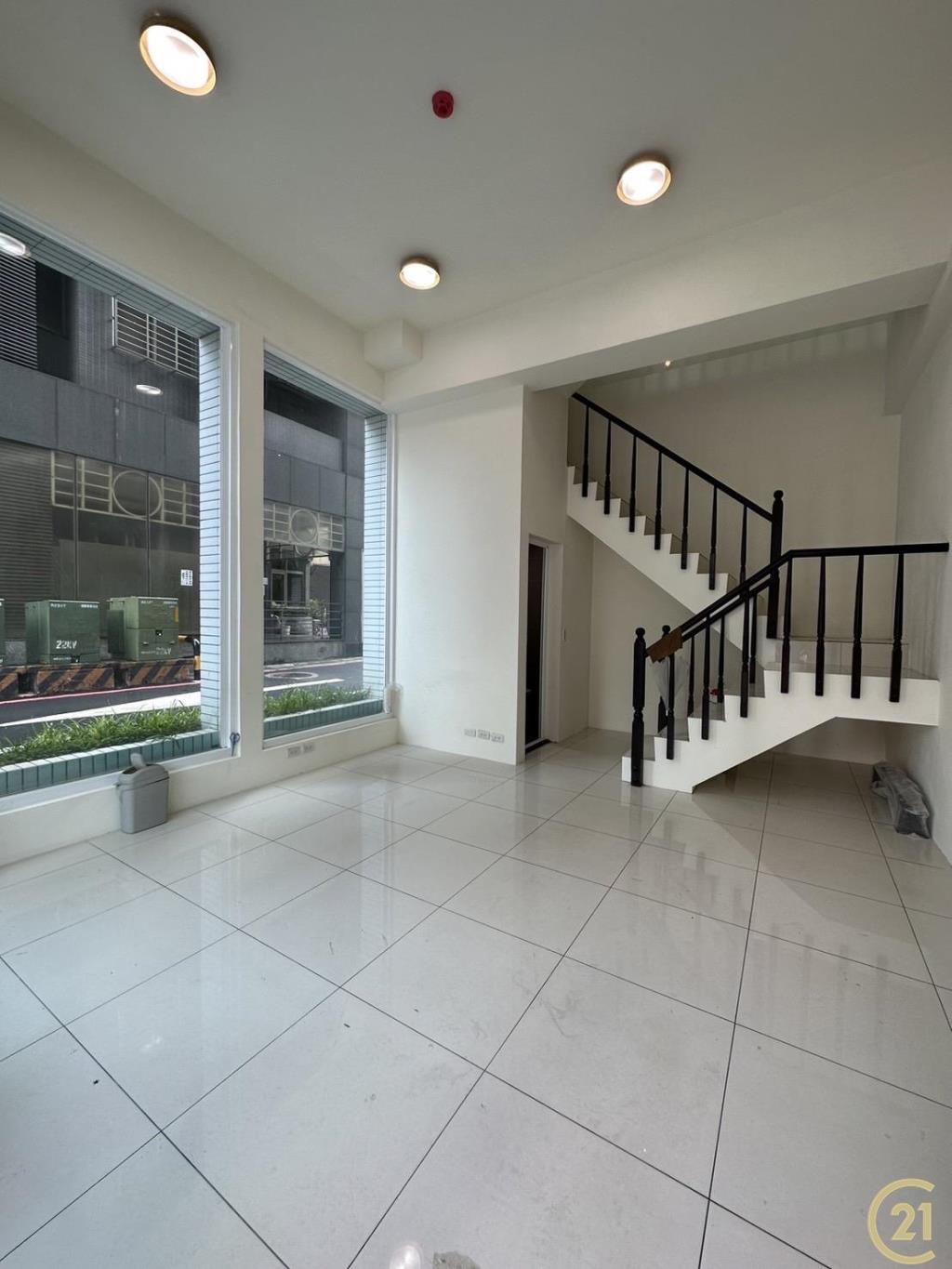 (17)民族三角窗挑高金店面