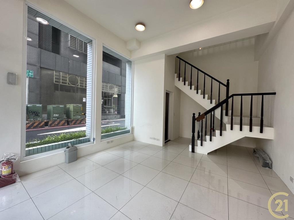 (17)民族三角窗挑高金店面