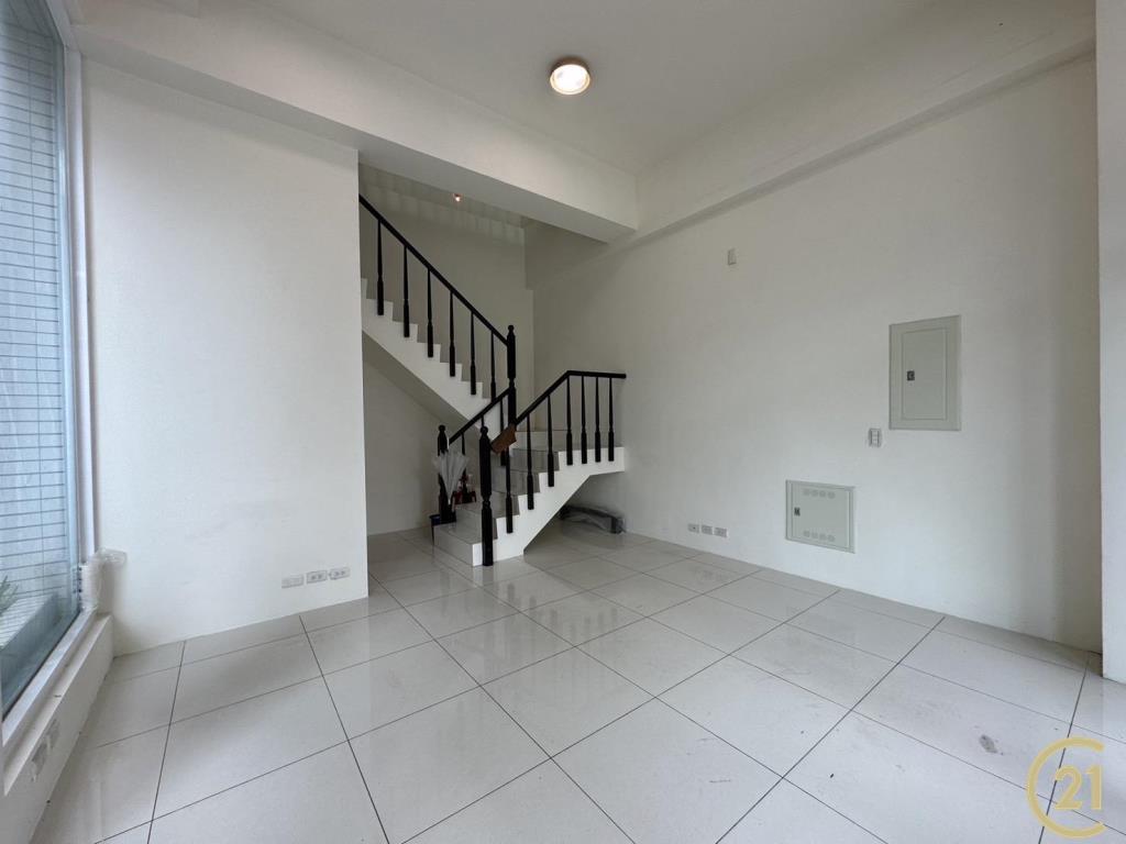 (17)民族三角窗挑高金店面