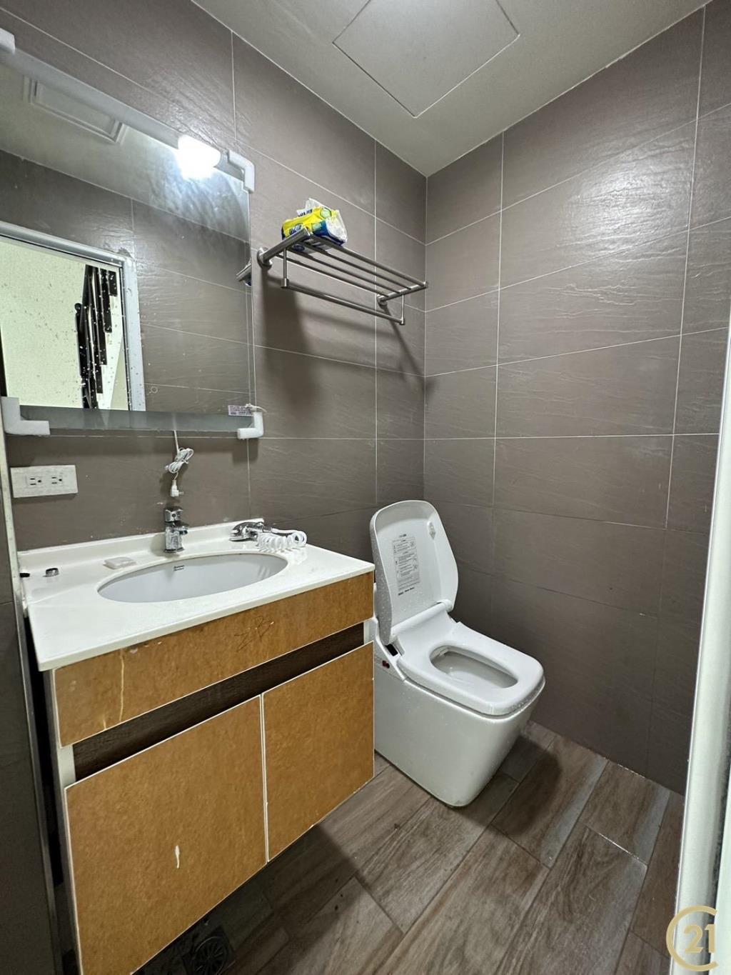 (17)民族三角窗挑高金店面