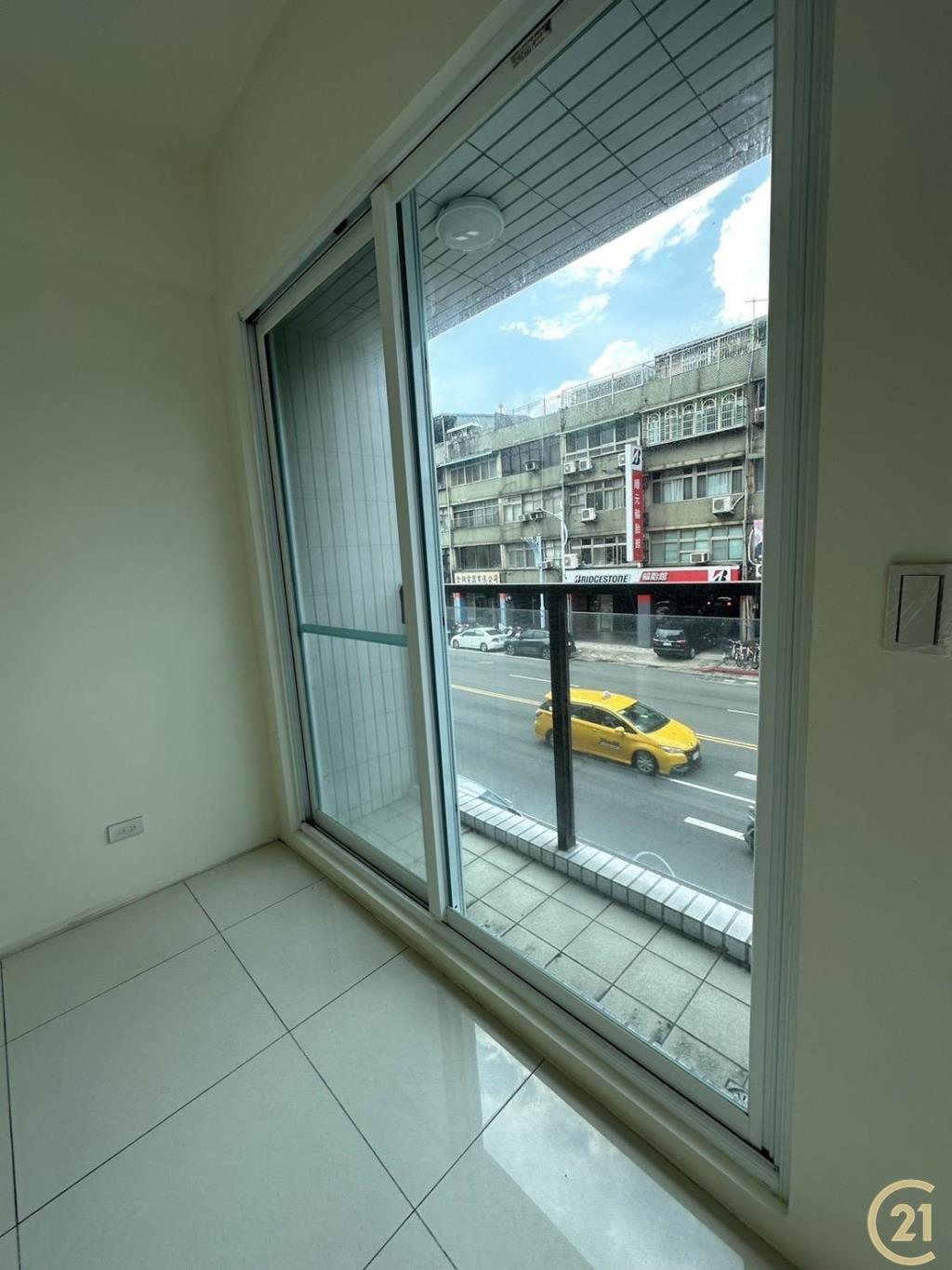 (17)民族三角窗挑高金店面