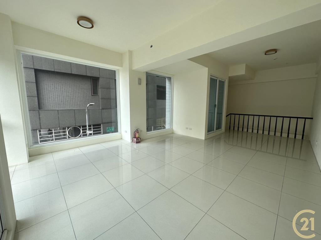 (17)民族三角窗挑高金店面