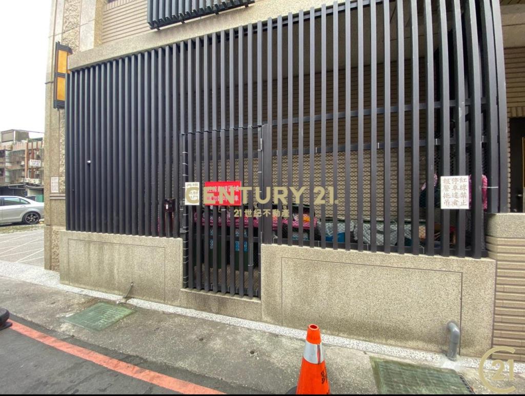 (172)三重國小三角窗金店面