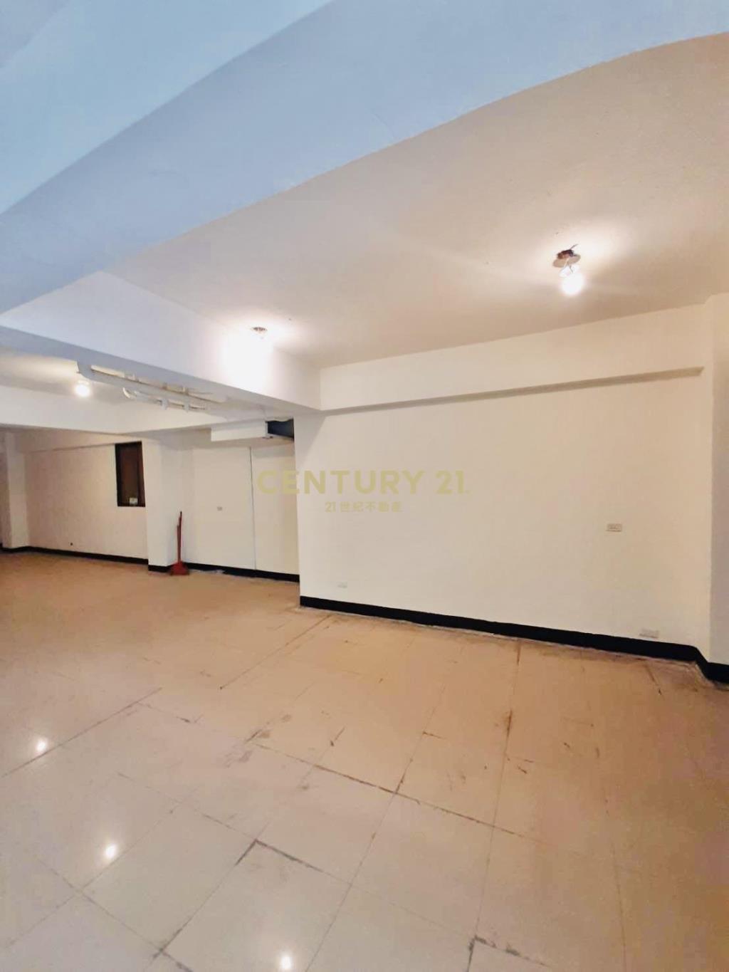 737三角窗黃金店面