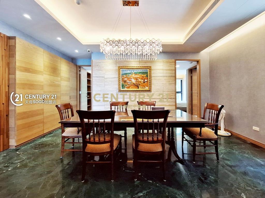 御陽明．峰巒疊翠．窗景如畫豪邸