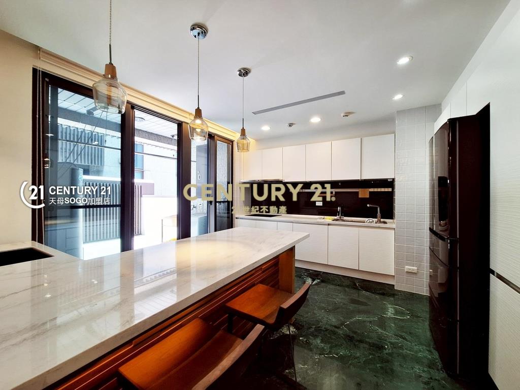 御陽明．峰巒疊翠．窗景如畫豪邸