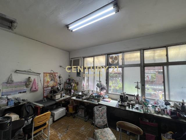 三重菜寮捷運邊間二樓