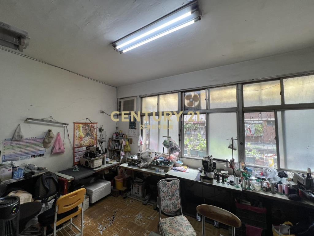 三重菜寮捷運邊間二樓