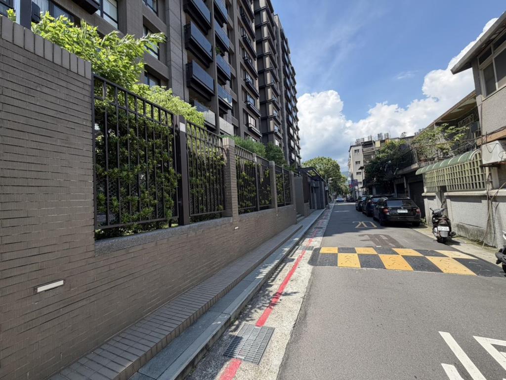 【租】明德捷運電梯四房社區泳池附車位