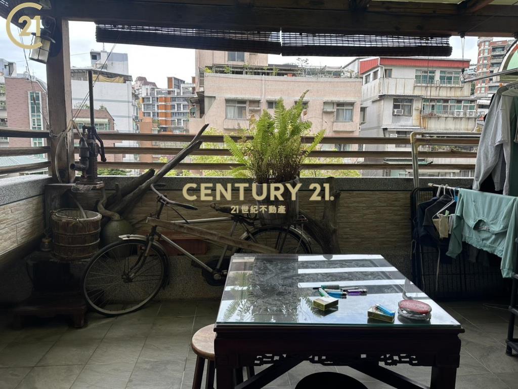 奇岩捷運站邊間透天厝