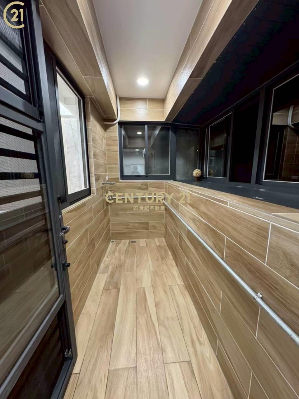 蘆洲長安全新裝潢電梯2+1房