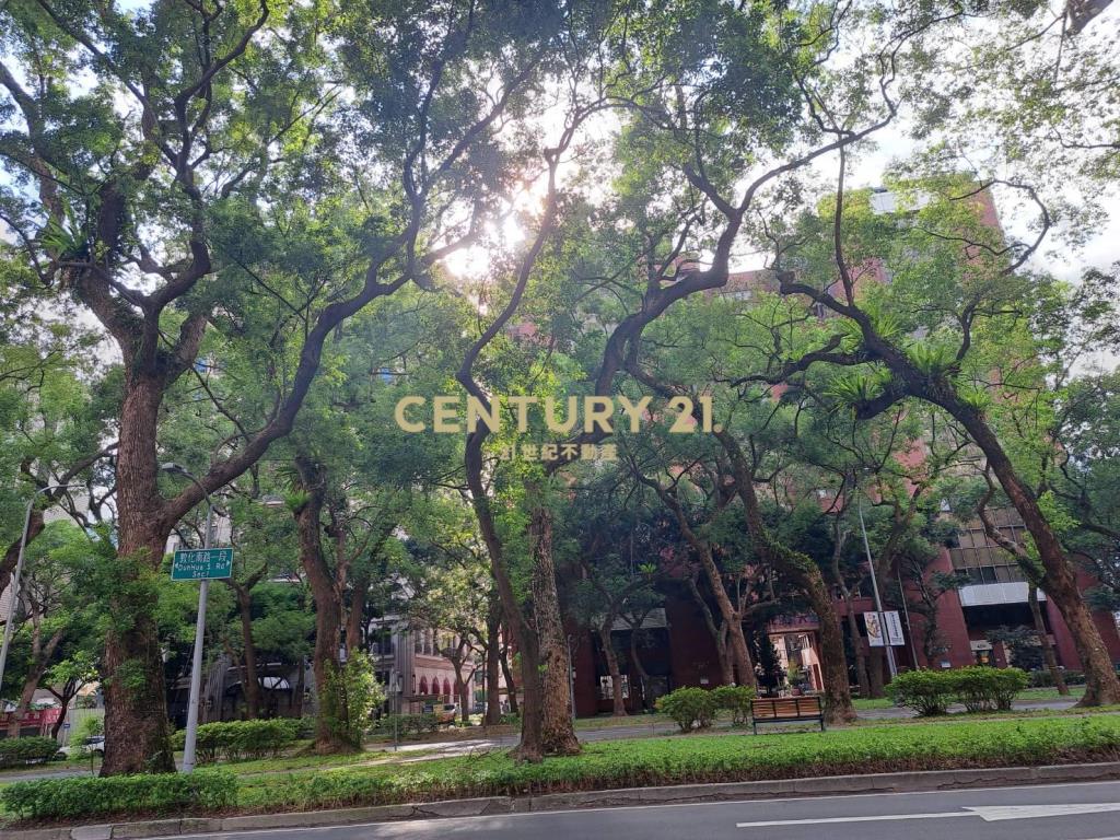 正敦化南路稀有豪華黃金收租店面