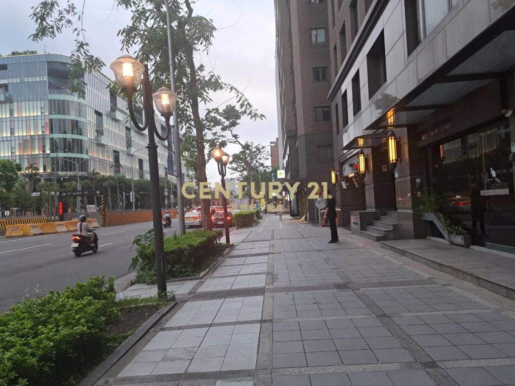 大巨蛋正對面精華商圈店面