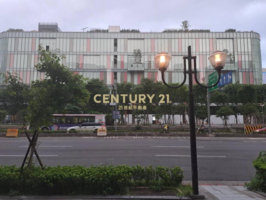 大巨蛋正對面精華商圈店面