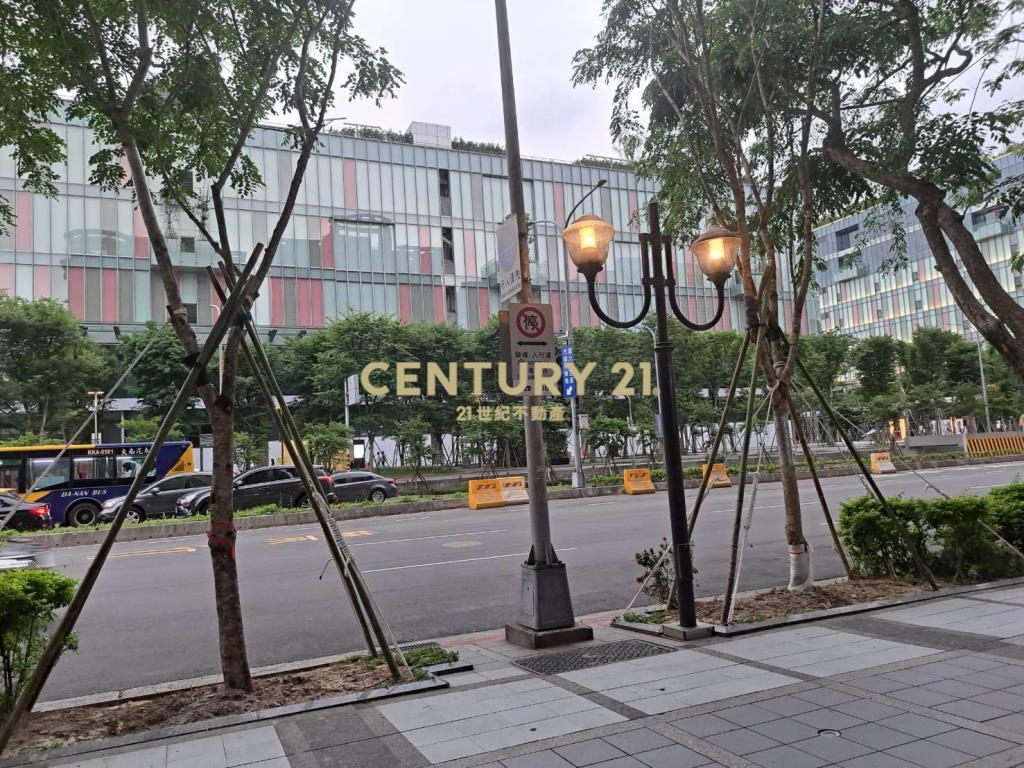 大巨蛋正對面精華商圈店面