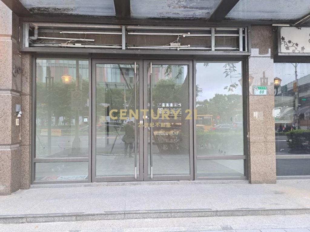 大巨蛋正對面精華商圈店面