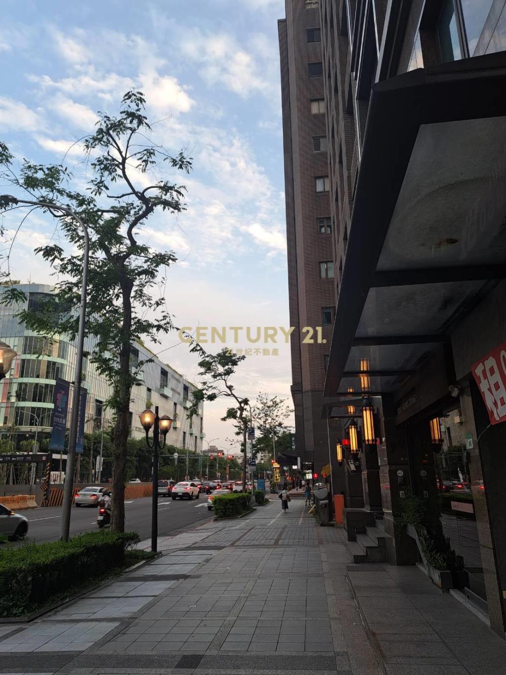 大巨蛋正對面精華商圈店面