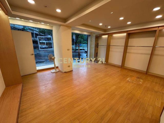 成功路四段近康寧夜市精品店面