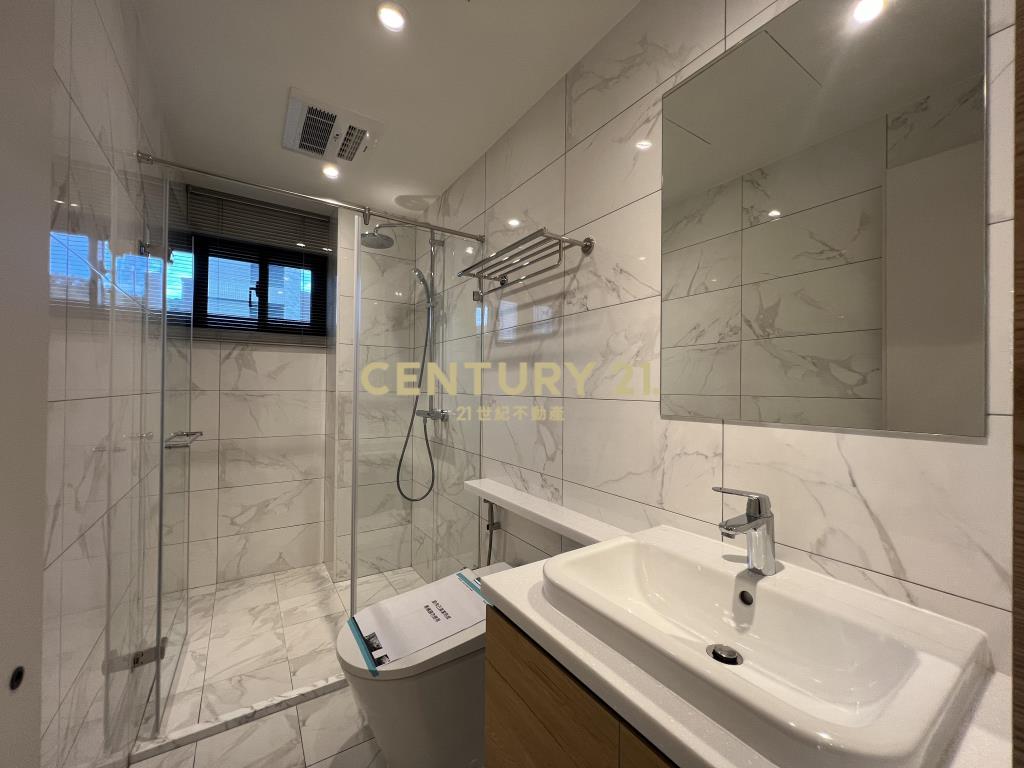 碧湖旁精緻美裝宅附車位