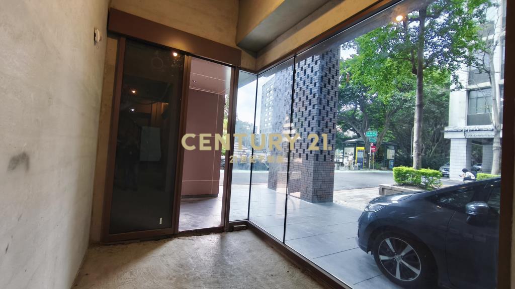 中山堂對面全新143坪醫美等多功能店面