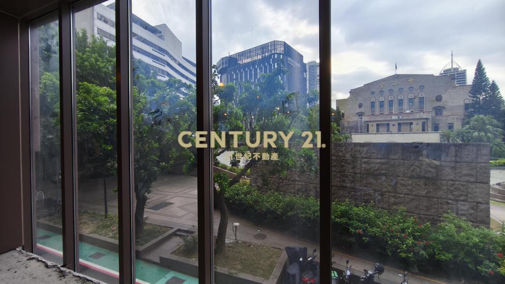 中山堂對面全新143坪醫美等多功能店面