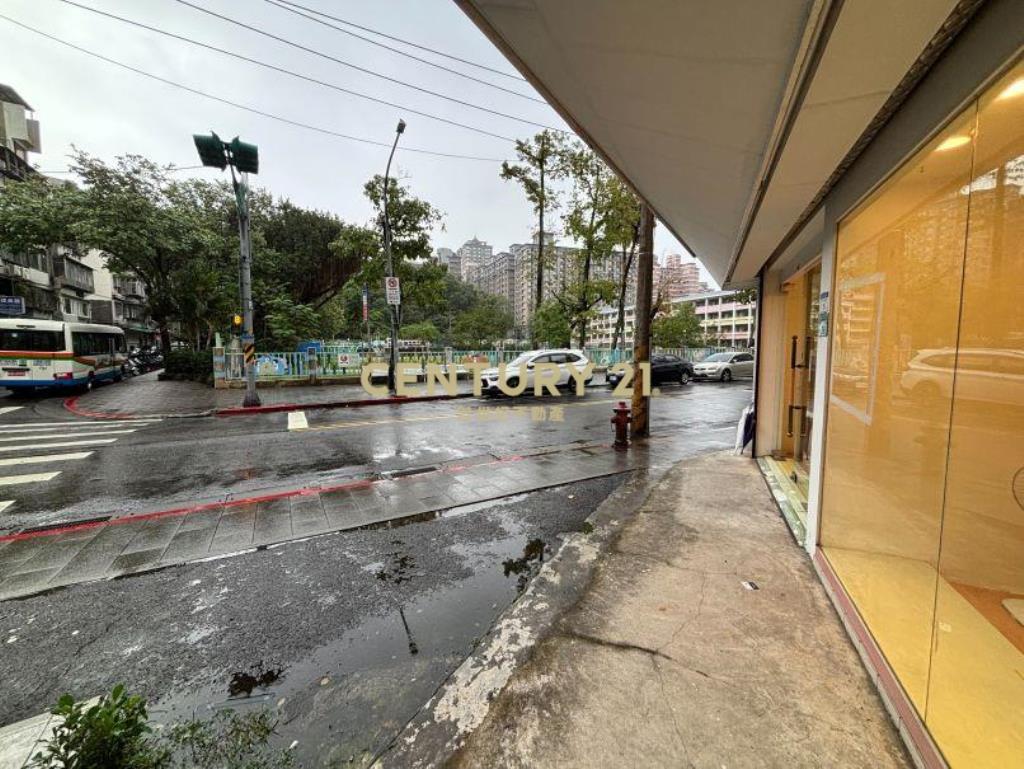 成功路四段近康寧夜市精品店面