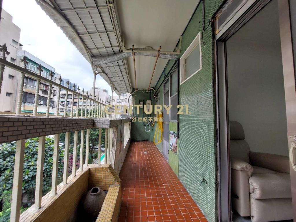 治盤社區電梯四樓三房西湖捷運美華廈