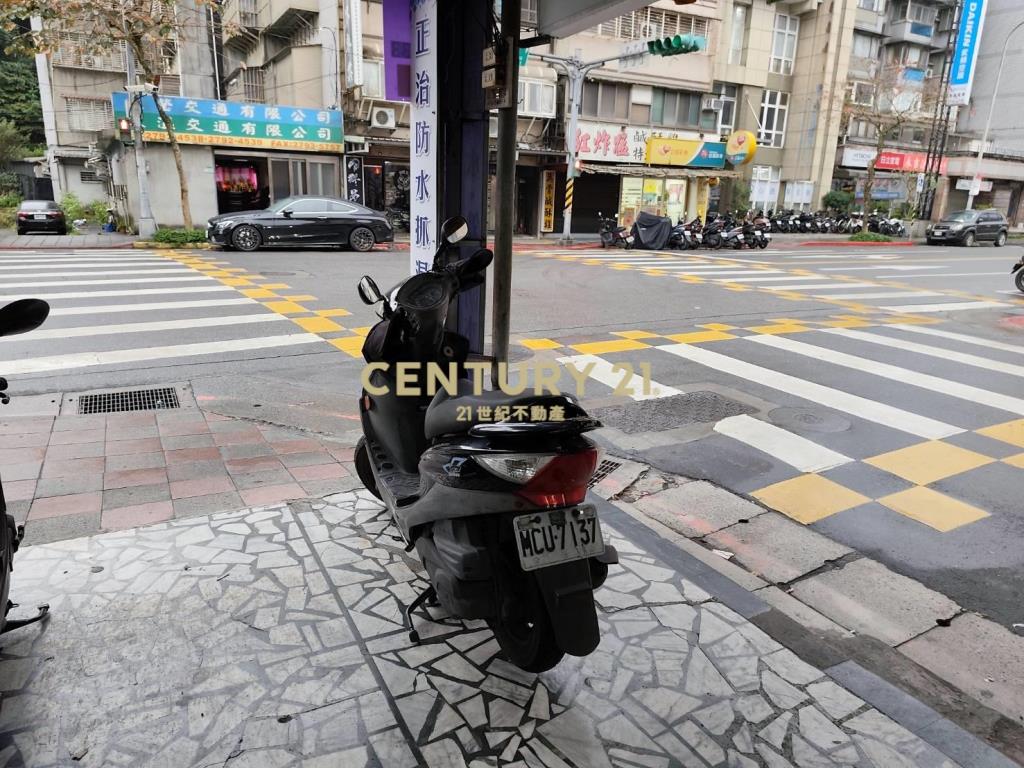 捷運金龍路黃昏市場邊間黃金店面