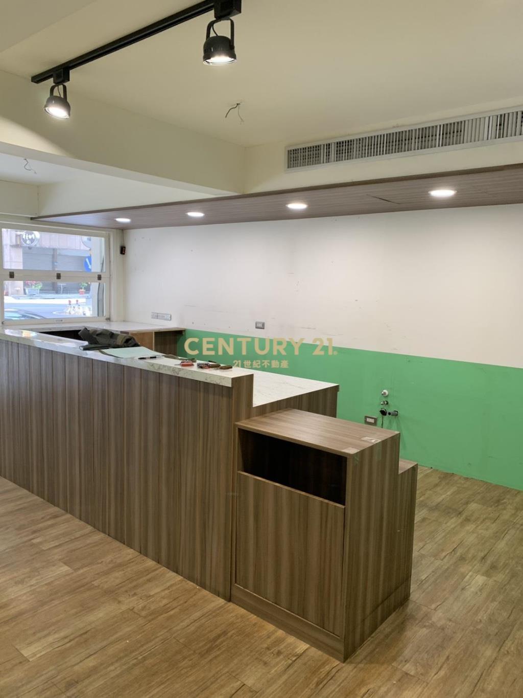 捷運板新站YMCA旁三角窗金店面
