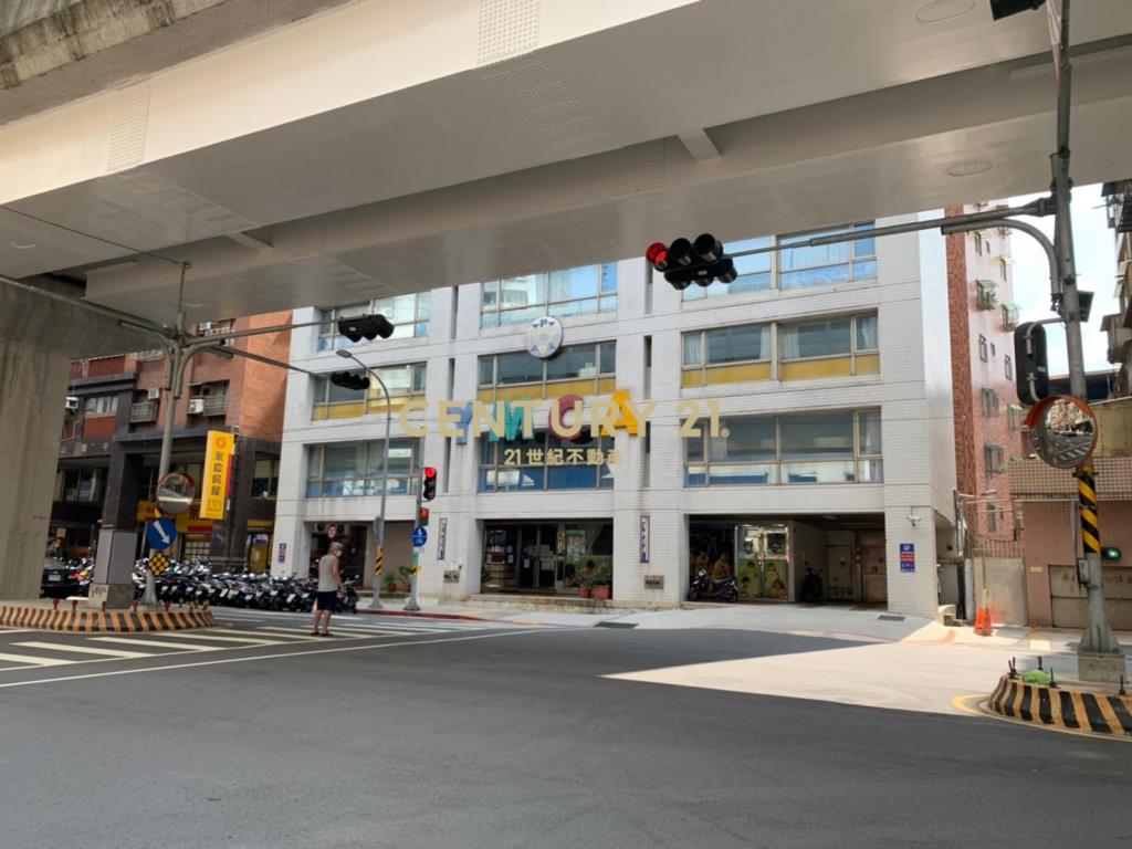 捷運板新站YMCA旁三角窗金店面