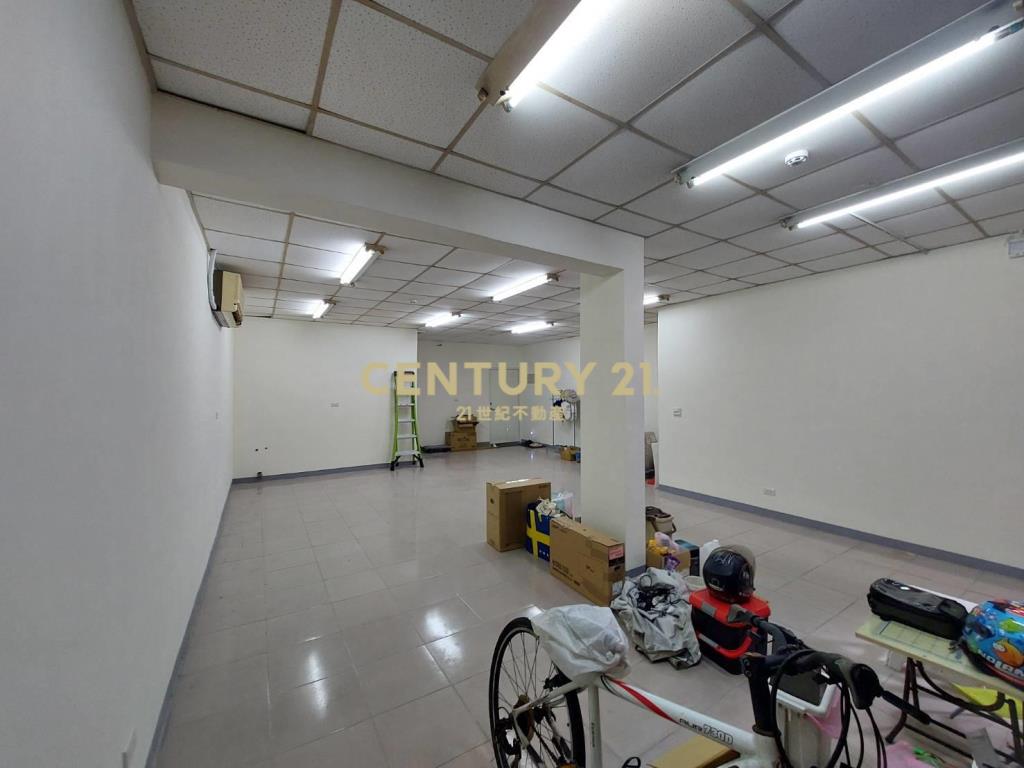 西湖捷運內湖路一段323巷一樓店面前半部