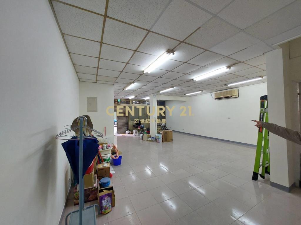 西湖捷運內湖路一段323巷一樓店面前半部