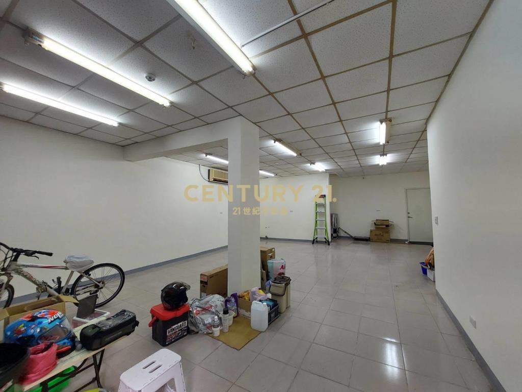 西湖捷運內湖路一段323巷一樓店面前半部