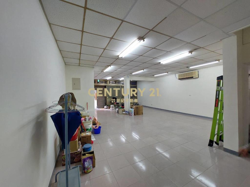 西湖捷運內湖路一段323巷一樓店面前半部