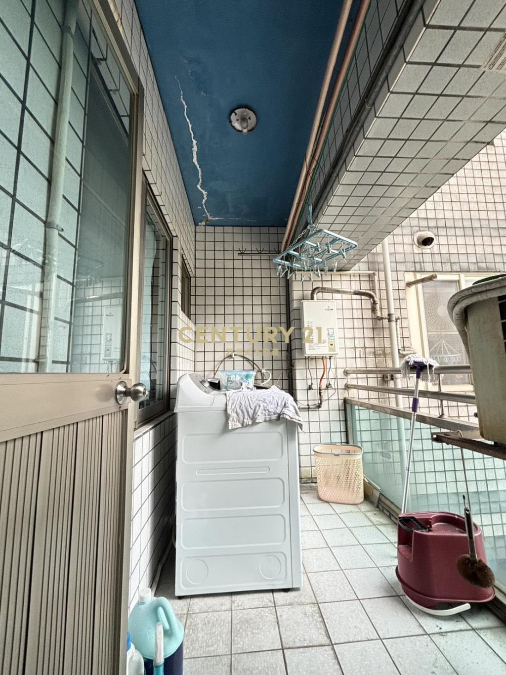 哈拉商圈大湖庭閣四房車